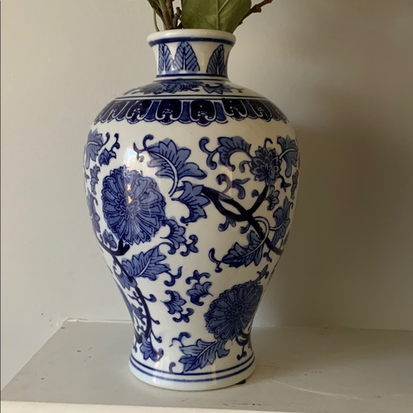 Chinoiserie Elegant Blue and White Floral Accent Vase ceramic new home decor - Picture 4 of 11